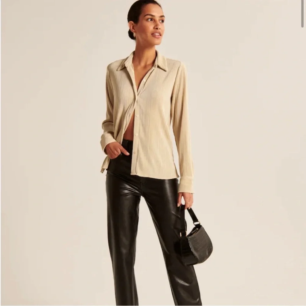 Abercrombie & Fitch Long-Sleeve Textured Satin Button-Up Shirt - Picture 4 of 6